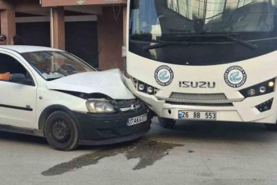 Belediye ve hafif ticari araç çarpıştı