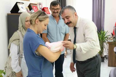 Bir haftalık bebek kurumlara girmeden koruyucu ailesiyle buluştu