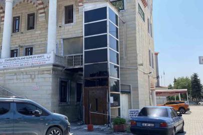 Cami avlusunda araçla birlikte yanan asansör onarılmayı bekliyor