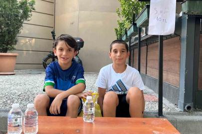 İki arkadaş oyuncak alma hayaliyle su satıyor