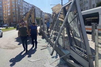 Kepçe kolu tramvay durağına çarptı: 1 yaralı