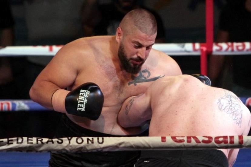 Türk boksör unvanını korudu: Makedonyalı rakibini nakavt etti