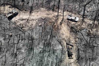 Yangında 10 görevlinin şehit olduğu alandaki araçlar çekiliyor