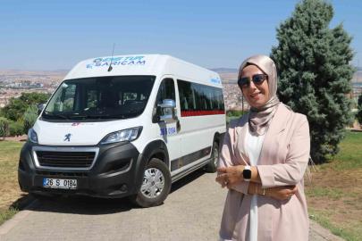3 çocuk annesi kadın direksiyonuna geçtiği servisle 2 yıldır öğrenci taşıyor