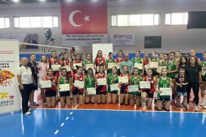 ANALİG Voleybol yarı finalinde kız takımı Türkiye finallerine yükseldi