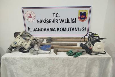 Babasına ait bahçede kaçak kazı yapan şüpheli yakalandı