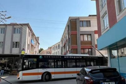 Eskişehir’de Belediye Otobüsü Direğe Takıldı: Direk Devrildi