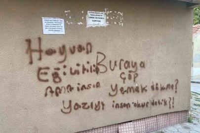 Binanın duvarına asılan ilginç notlar dikkat çekiyor