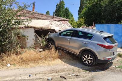 Eskişehir’de Trafik Kazası: Otomobil Müstakil Eve Girdi, 1 Yaralı