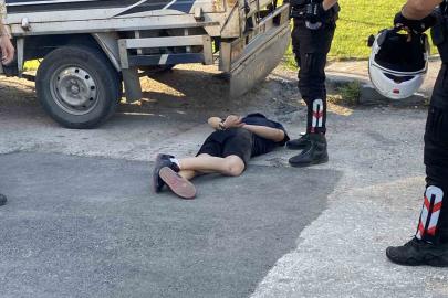 Dur ihtarına uymadı, uyuşturucu maddeyle birlikte yakalandı!