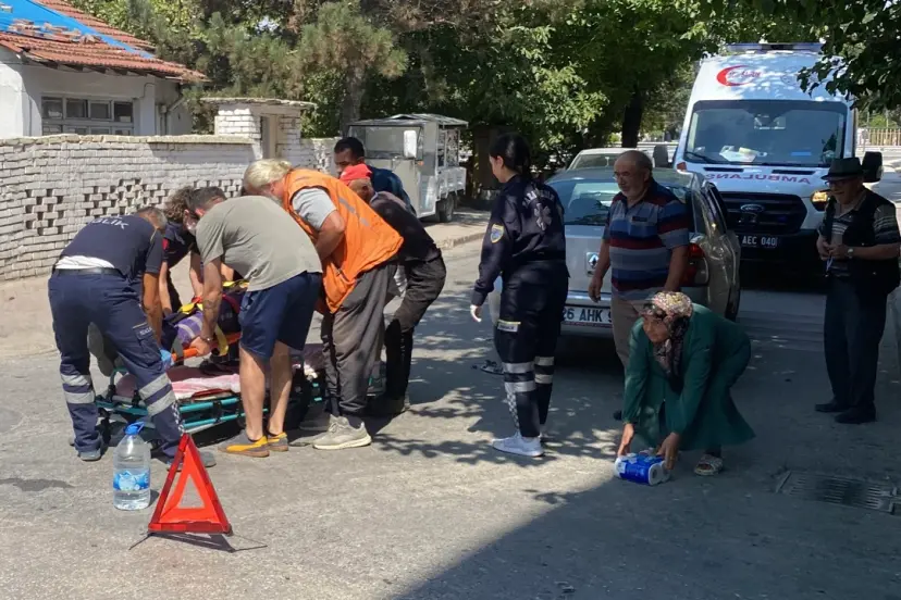 Eskişehir’de motosikletli kurye kaza yaptı: Hastaneye kaldırıldı