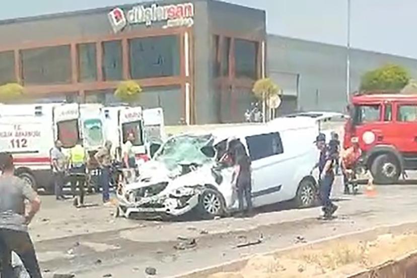 Eskişehir’de panelvan araç tıra arkadan çarptı: 1’i ağır 3 yaralı