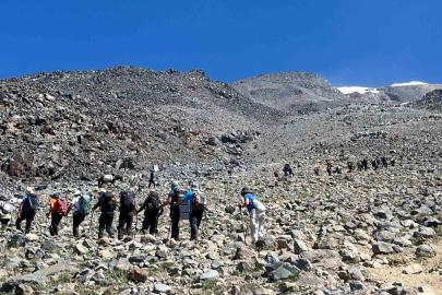 Eskişehirli 4 dağcı Ağrı Dağı’nın zirvesine tırmandı