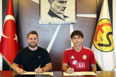 Eskişehirspor altyapı oyuncusu Ozan İsmail Cörüt ile sözleşme imzaladı