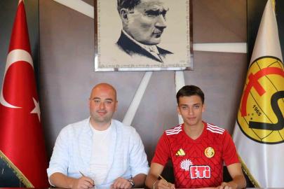 Eskişehirspor genç sporcu ile profesyonel sözleşme imzaladı