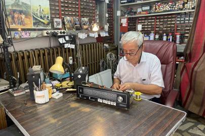 Fehmi amcanın 62 yıldır mesleği olan radyo tamirciliği son demlerini yaşıyor