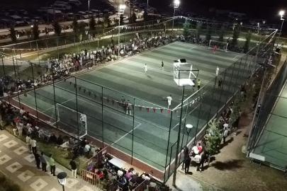 Hakemin kararına tepki gösteren taraftarlar saha kapısına akın etti