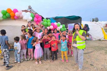 Hayırseverler çadır kentte kalan çocukları sevindirdi