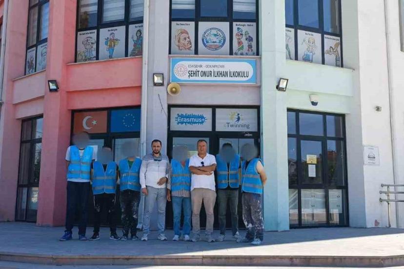 Kamu yararına çalışma yükümlüleri okulları boyayıp temizledi