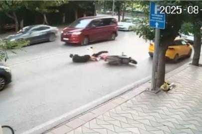 Kasksız yolcu taşıyan sürücü motosikleti yere yatırdı