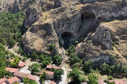 Mağaraları görebilmek için yüzlerce basamak çıkıyorlar