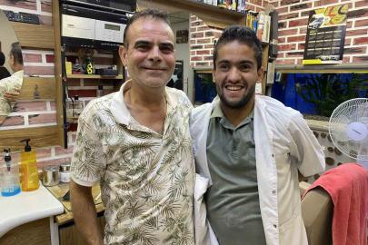 Mahalle berberi, 16 yıldır müşterisi olan zihinsel engelli Faruk’u evladı gibi sahiplendi