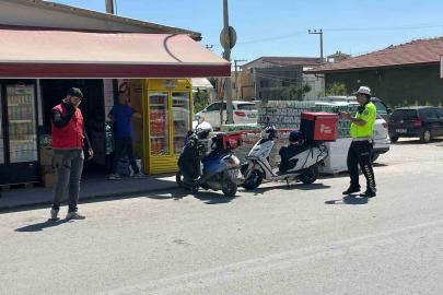 Motosikletli kurye, otomobille çarpıştı