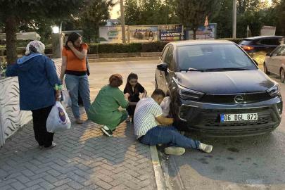 Otomobilin kaputunda mahsur kalan kediyi kurtarmak için mahalleli seferber oldu