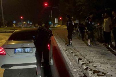 “Dur” İhtarına Uymadı, Ters Kelepçeyle Yere Yatırıldı!