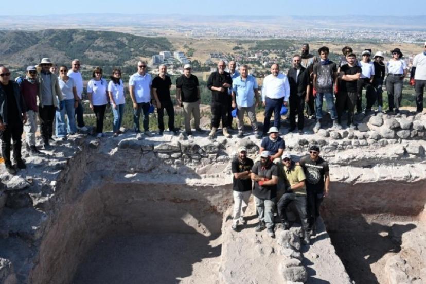 Rektör Adıgüzel, Karacahisar Kalesi kazı alanını ziyaret etti