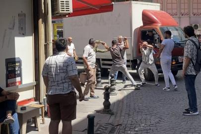 Sopalı yumruklu yol kapatma kavgası kamerada