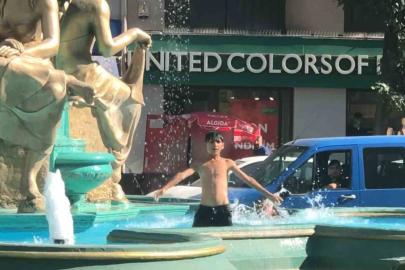 Süs havuzunda eğlenen çocuk kameraya kaydedildiğini anlayınca komik hareketler sergiledi