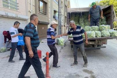 Yaklaşık 5 ton dolma biberi ücretsiz dağıttı