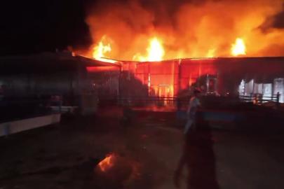 Yangını gören motosikletlinin endişesi aksiyon kamerası ile kayıt altına alındı