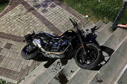 Yolun karşısına geçen yayalara motosiklet çarptı!