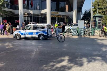 Zafer Bayramı kutlamalarında polisin gözü önünde bisikletiyle tek teker kaldırdı