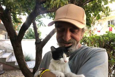 30 yıldır sokak kedilerine kapısını açıyor