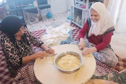 87 yaşındaki Zeynep ninenin kışlık erişte mesaisi