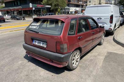 Aracının arka camında ’Dikkat Acemi’ yazıyor, trafikte herkes ondan uzak duruyor