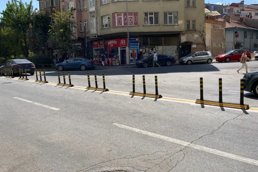 Atatürk Caddesi’ndeki dubalar esnafı da vatandaşı da böldü