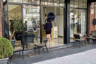 Bir kadın 4 dükkanın önündeki dekorasyon malzemelerini çaldı