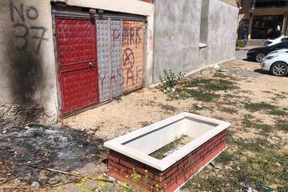 Boş araziye bırakılmış isimli taşı bulunan mezar!