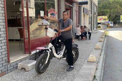 Elektrikli bisiklet ile servis yapan çaycı hem vakitten hem de maliyetten tasarruf ediyor