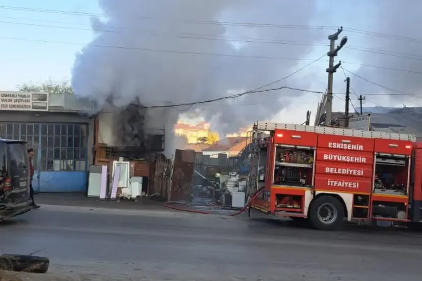 Eskişehir Sanayi Çarşısı’nda Yangın: İtfaiye Ekipleri Müdahale Etti