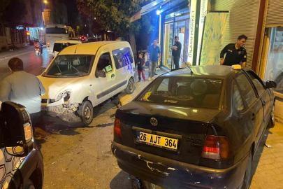 Eskişehir’de çarpışan araçlardan biri dükkana girdi