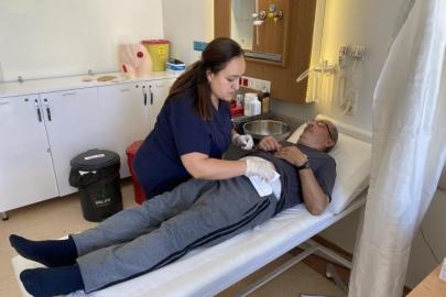 Eskişehir’de hastalar ve refakatçileri, Stoma ile nasıl ilgileneceklerini hastanede öğreniyor