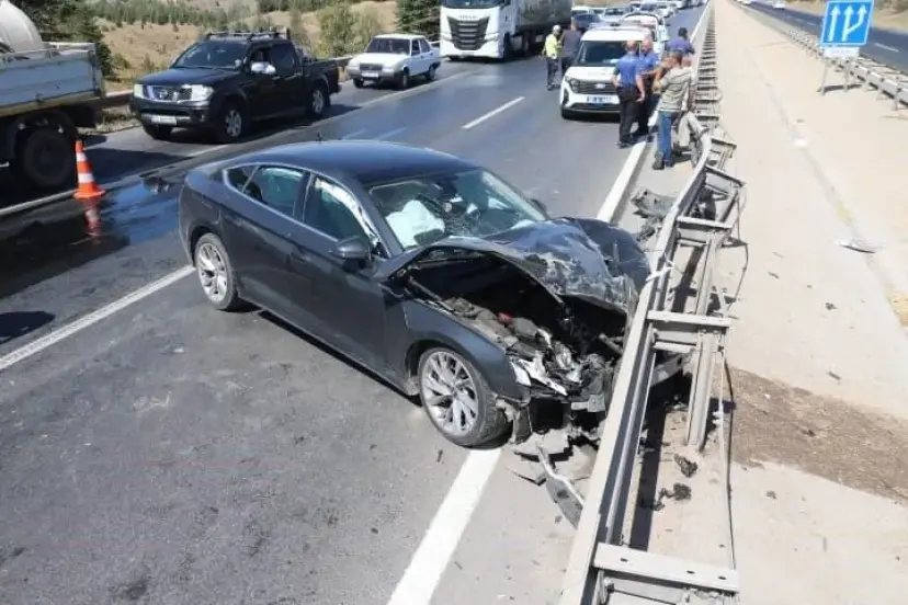 Feci kaza: Otomobil çarptı, kamyon yan yattı, 2 yaralı