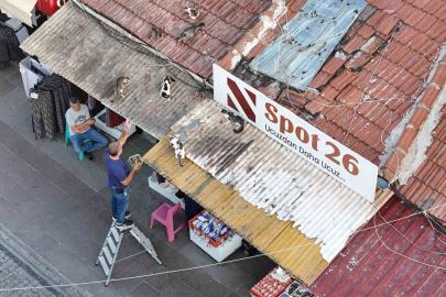ESKİŞEHİR’DE ESNAF CAN DOSTLARA DUYDUĞU SEVGİ: HER AY 15 BİN TL HARCAYARAK KEDİLERİ BESLİYOR!