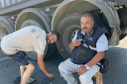 İki tır çarpıştı, şans eseri ezilen kabinden çıkan sürücüye diğer meslektaşı kurabiye ikram etti