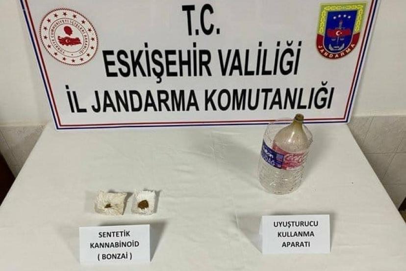 Jandarma Eskişehir’e uyuşturucu getiren 2 şüpheliyi yakaladı
